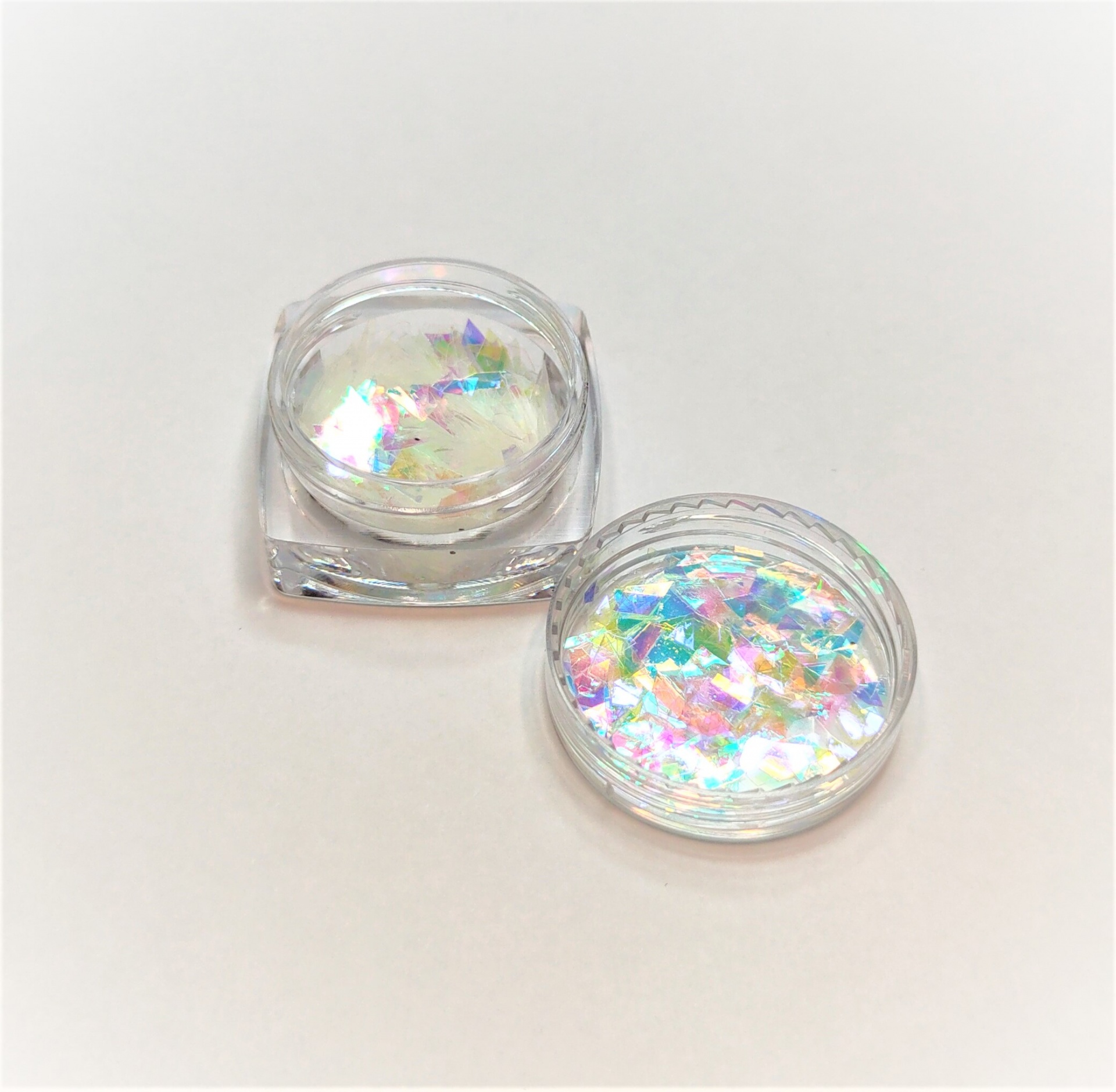 Pote pequeno com glitter iridescente flocos coloridos