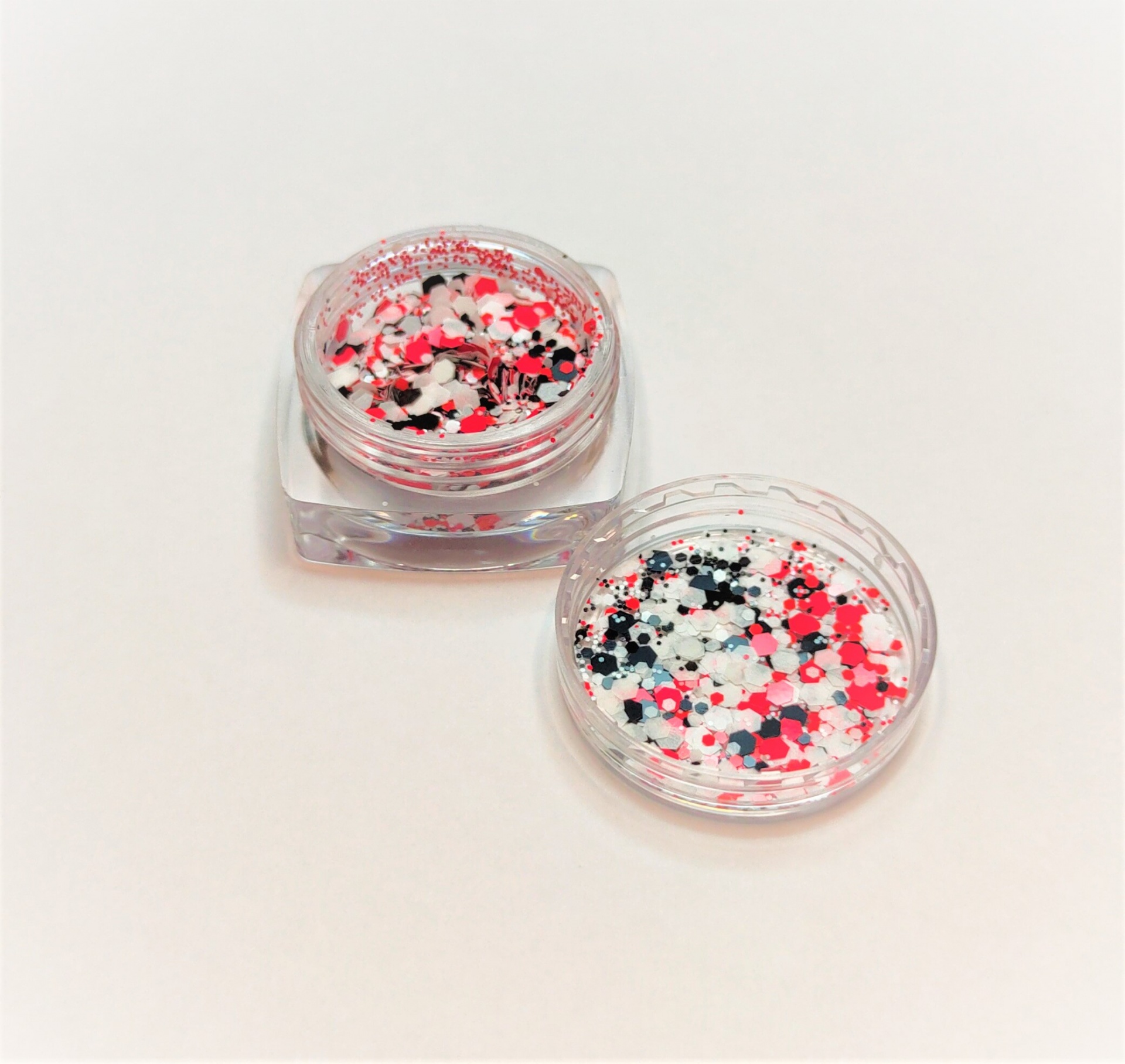 Frasco pequeno transparente com glitter colorido em confetes redondos