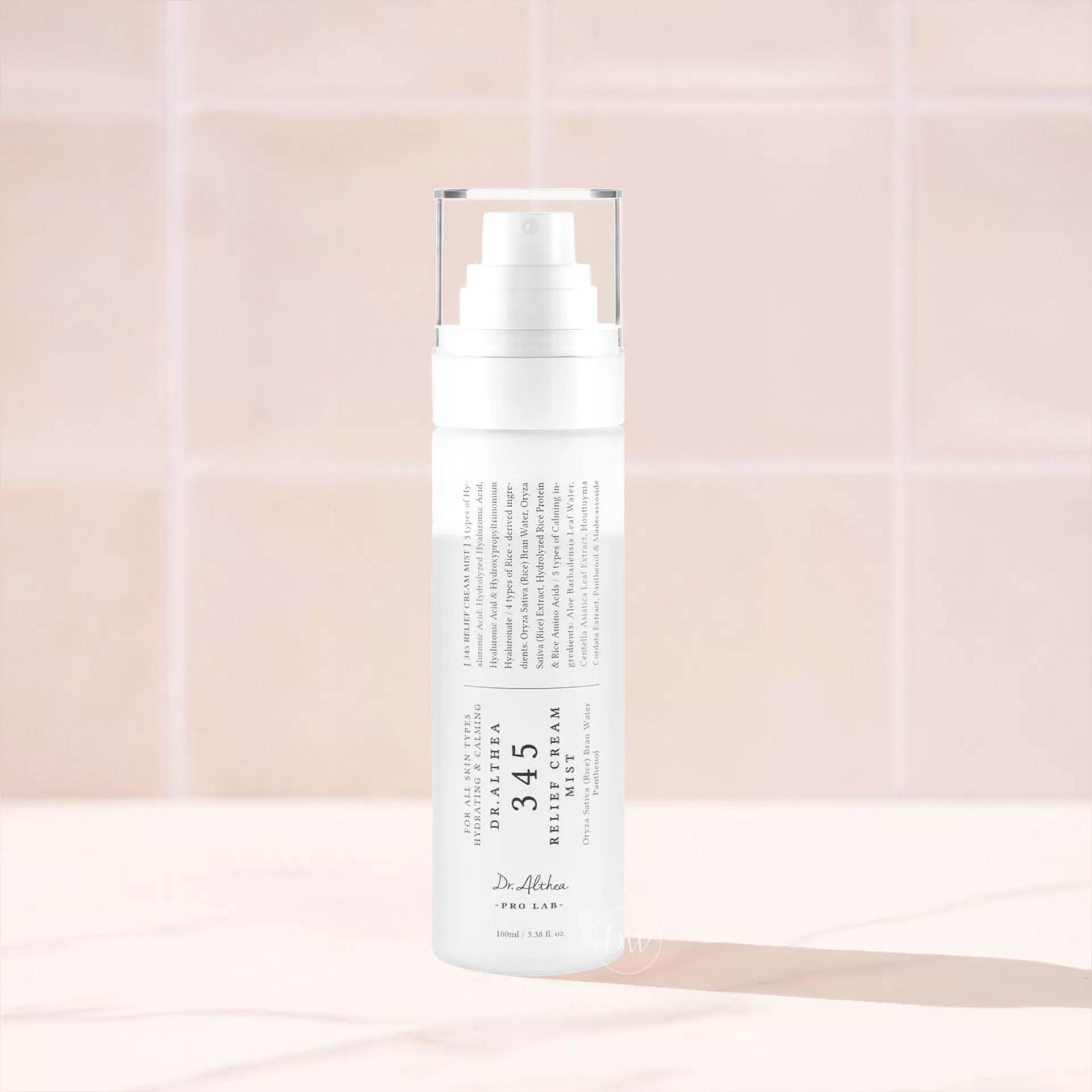 Frasco branco de spray para cuidados de pele com tampa transparente