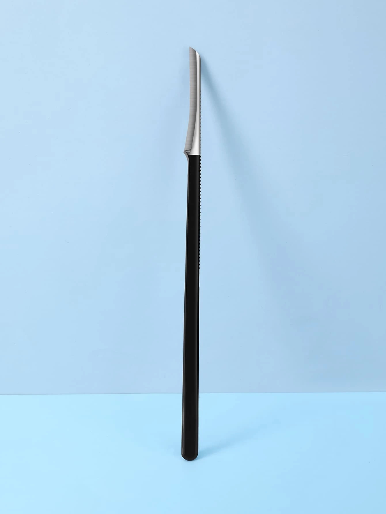 Faca de mesa com lâmina serrilhada e cabo preto sobre fundo azul