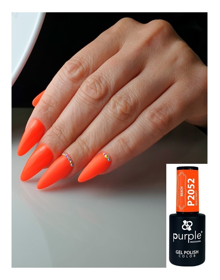 Unhas longas pintadas de verniz gel laranja neón com cristais