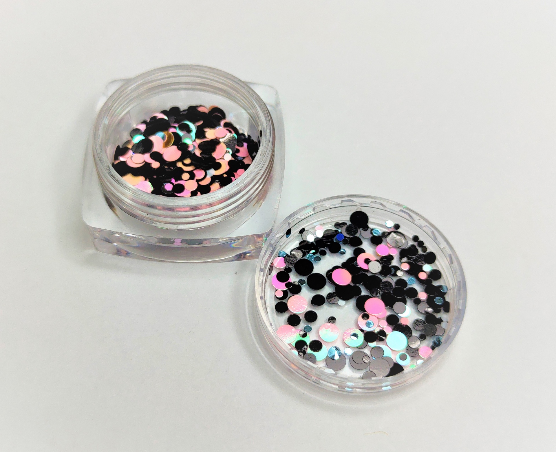 Pequena embalagem transparente com confetes coloridos redondos