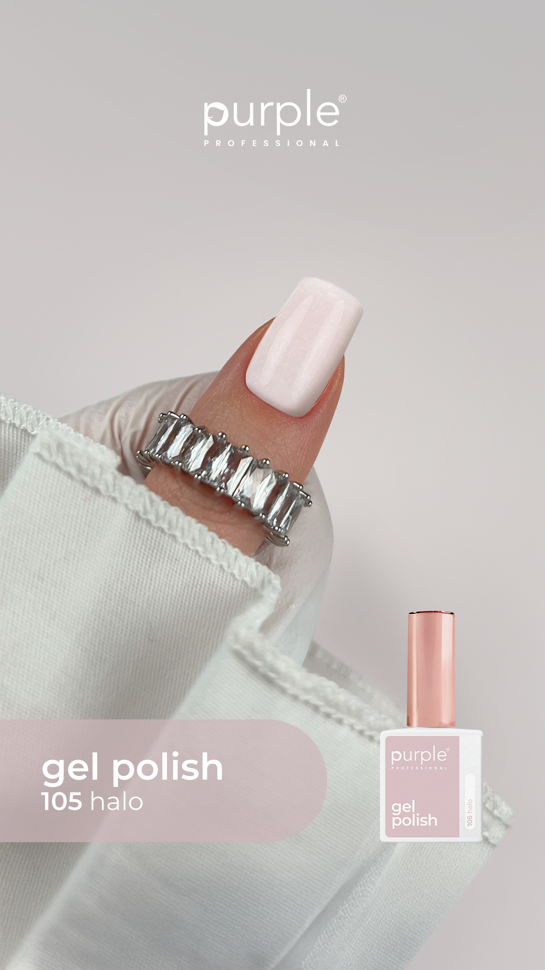 Esmalte em gel rosa claro na unha com anel prateado