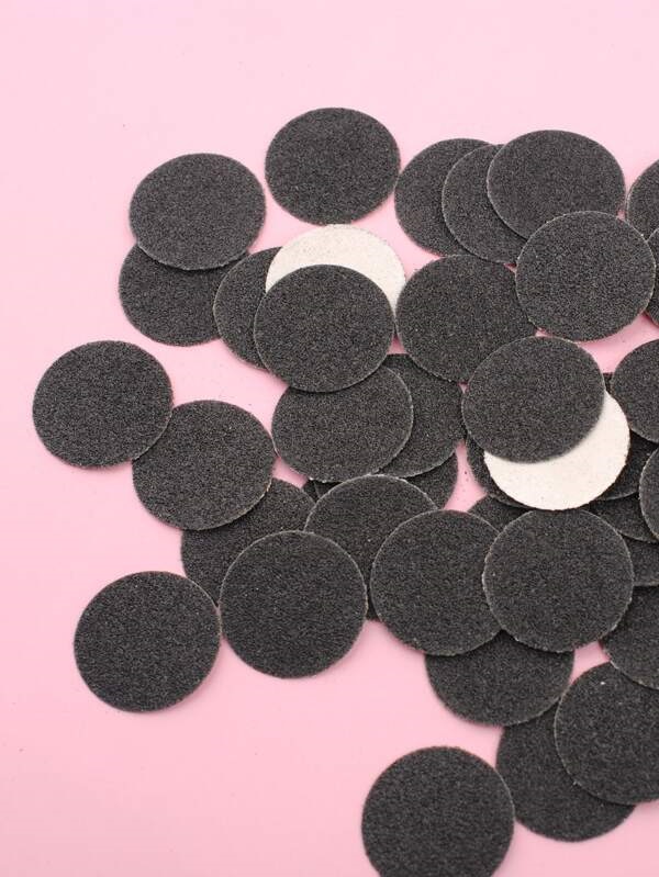 Discos abrasivos redondos pretos e brancos sobre fundo rosa