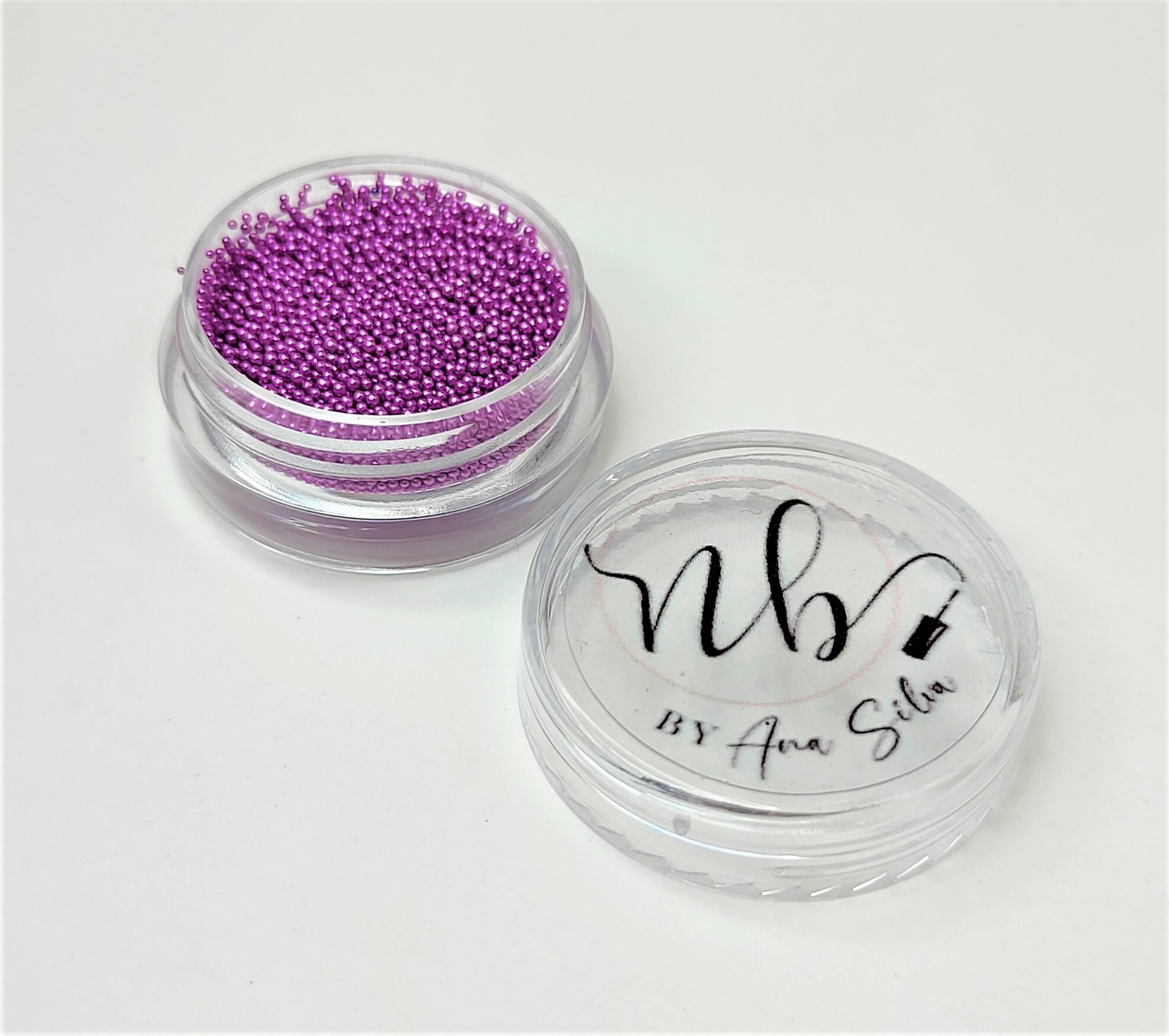 Frasco com microesferas roxas e tampa com texto nbc BY Ana Silva