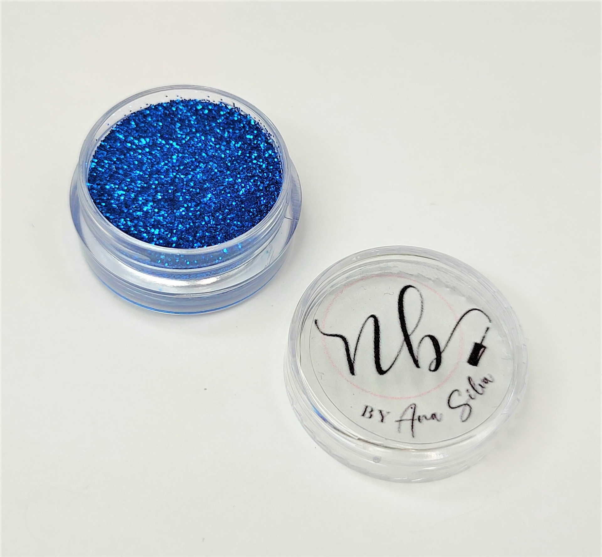 Pote de glitter azul com tampa transparente com texto nb by Ana Silva