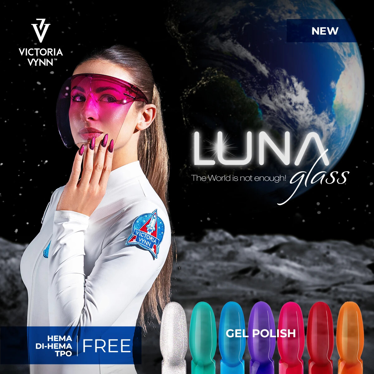 Mulher com viseira rosa e macacão branco com emblema astronauta, seis frascos coloridos de verniz gel Luna Glass