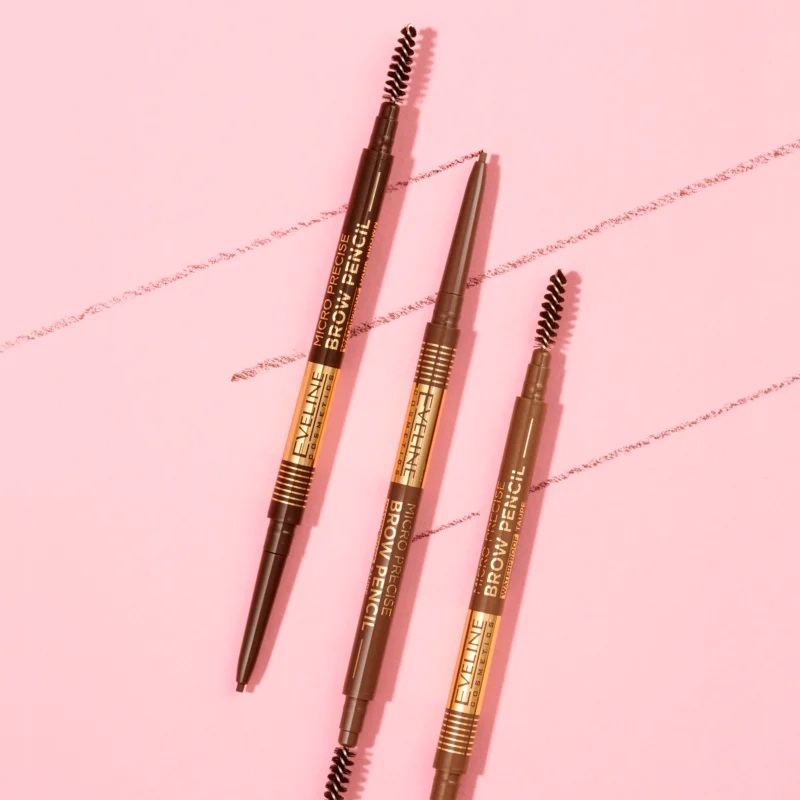 Três lápis para sobrancelhas castanhos com escova sobre fundo rosa