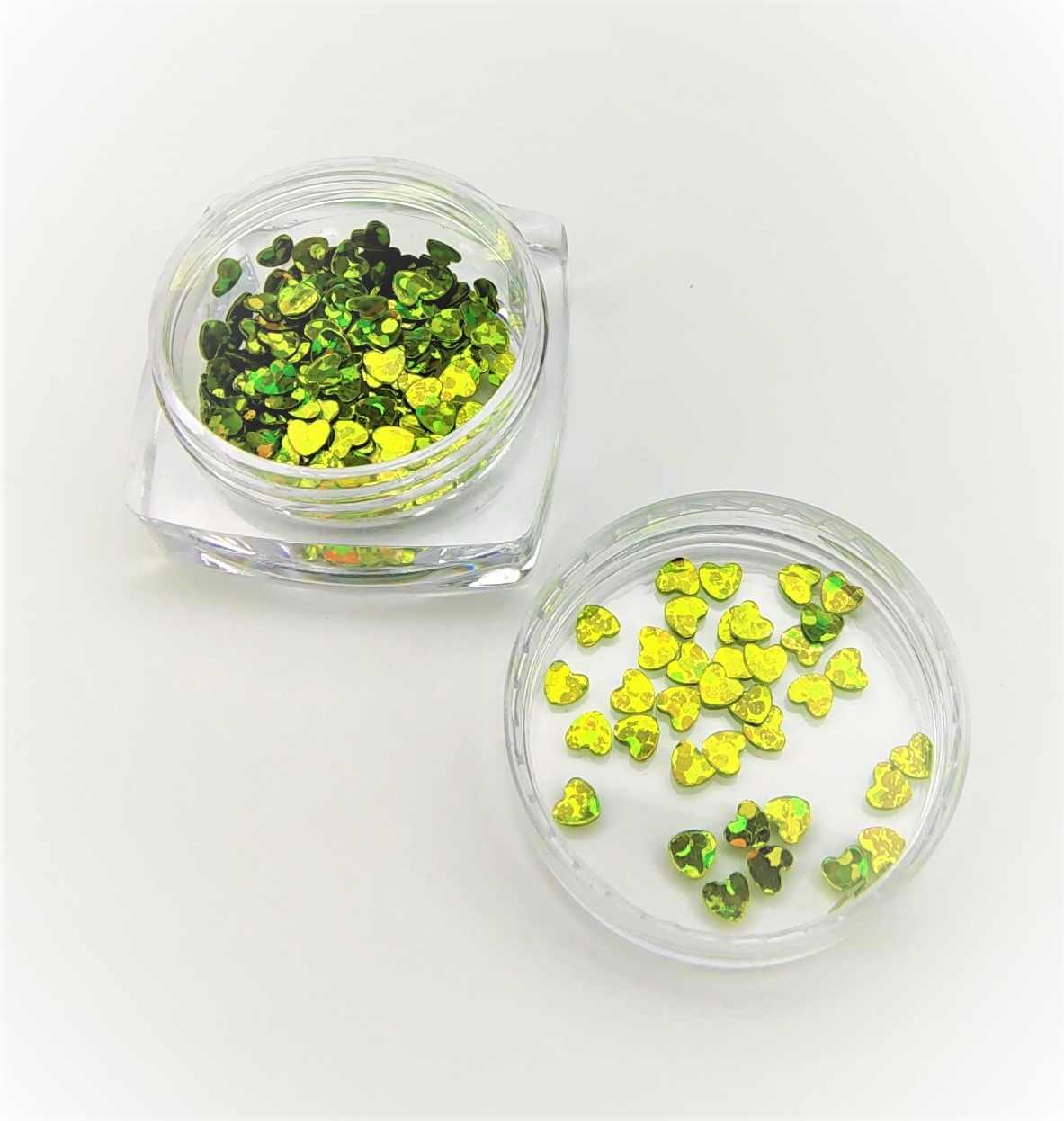 Frasco transparente com glitter em forma de corações verdes e amarelos