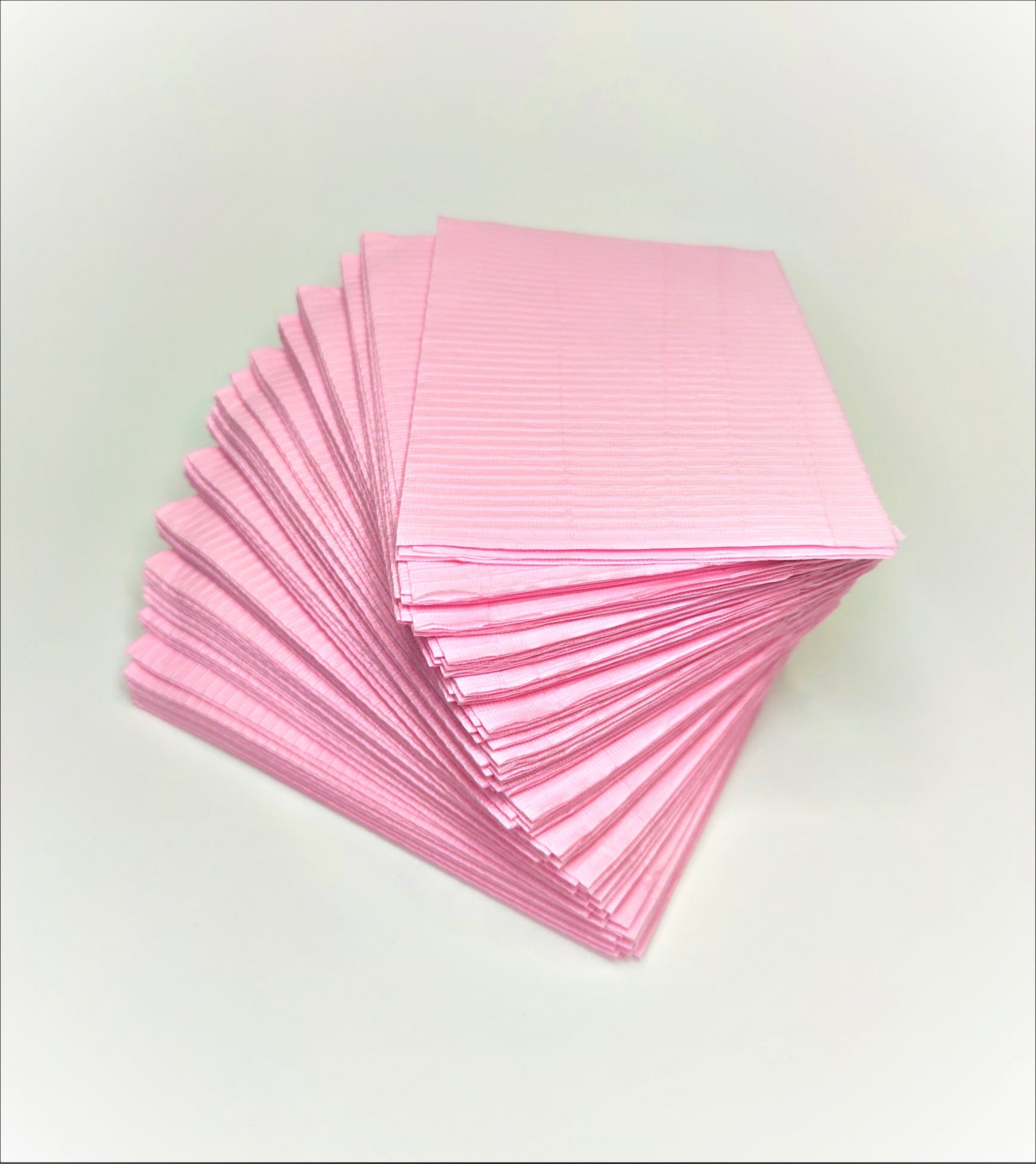 Guardanapos quadrados de papel rosa claro com padrão de riscas