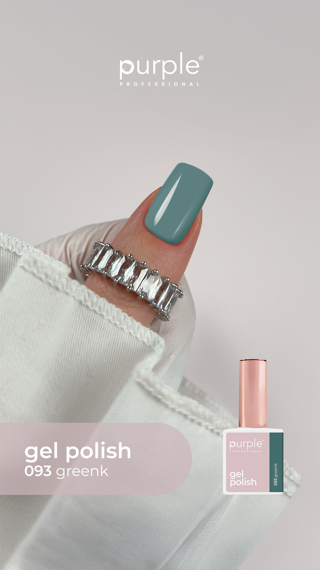 Verniz gel para unhas purple professional cor 093 greenk com unha pintada a verde acinzentado e anel prateado com pedras.
