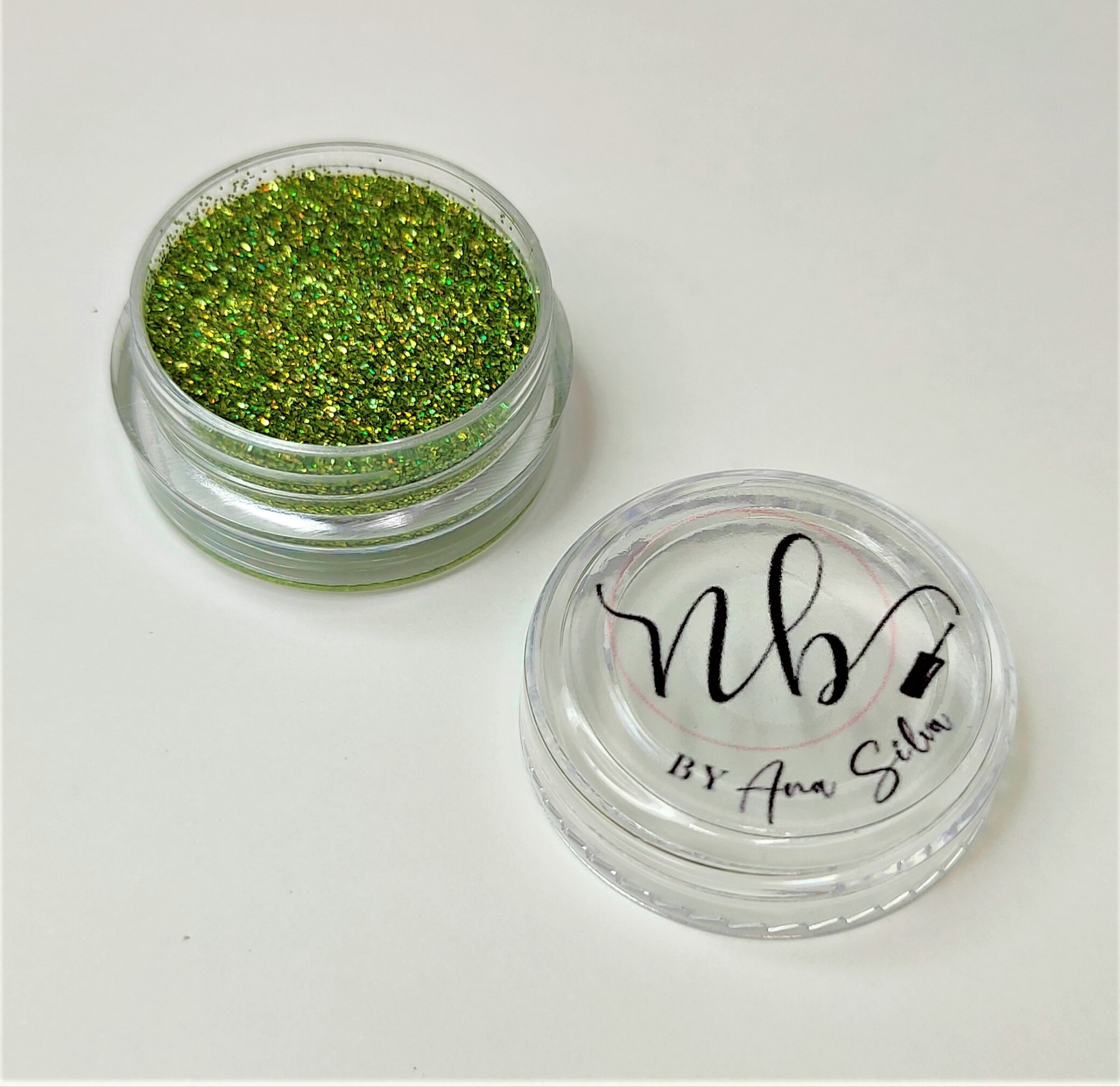 Frasco transparente com glitter verde dourado e tampa com escrita preta