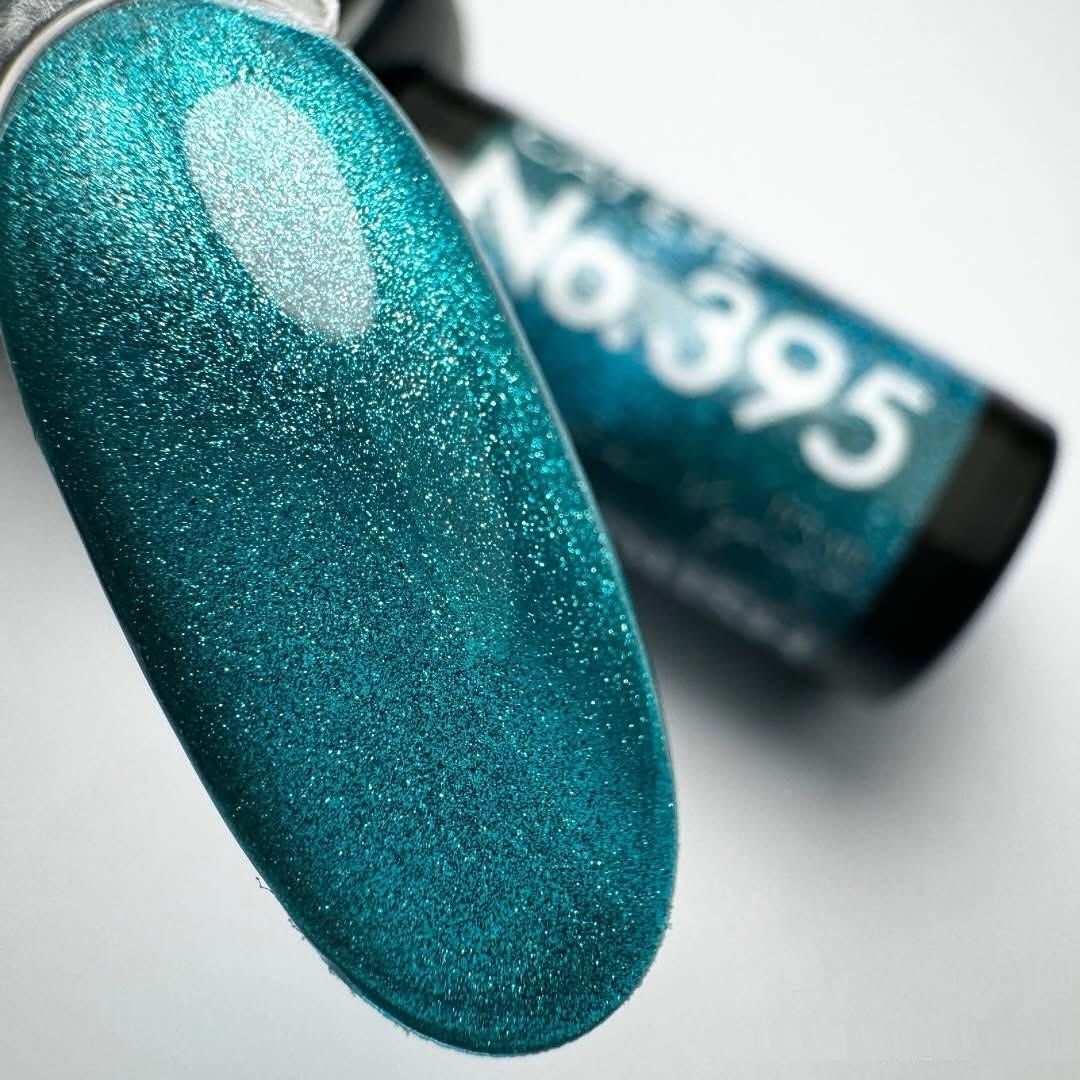 Amostra azul metálico brilhante de verniz esmalte com frasco No.395 ao fundo