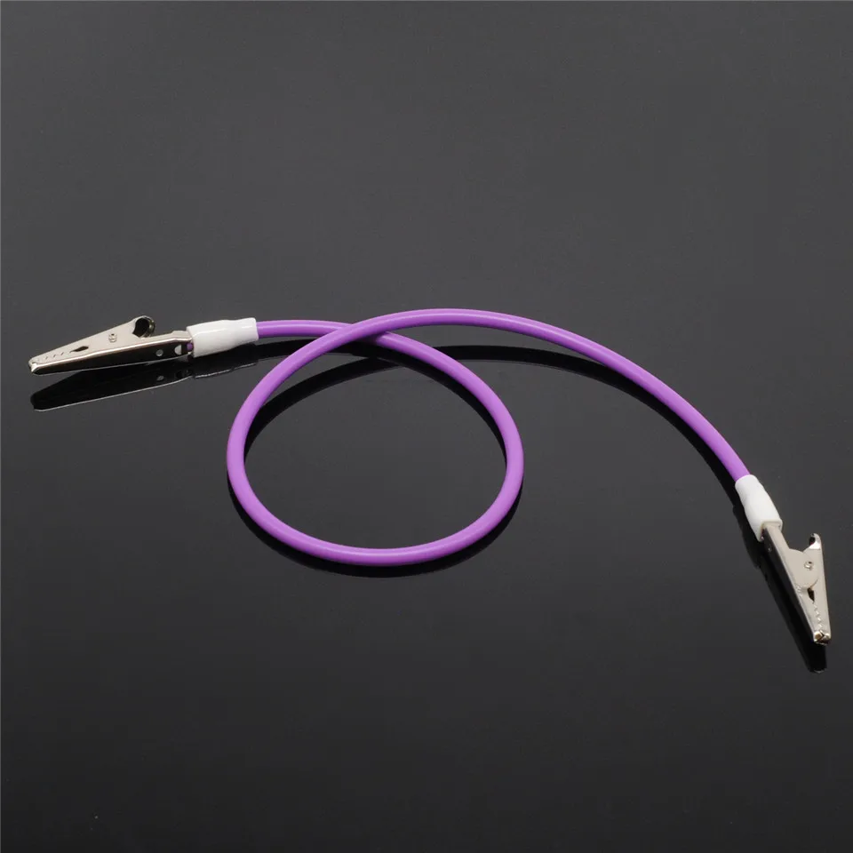 Cabo roxo com garras metálicas em fundo escuro