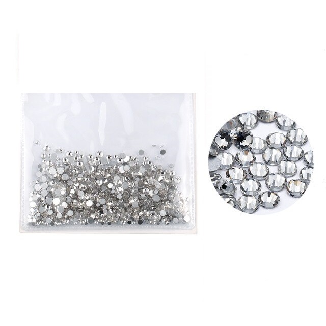 Pequenos brilhantes transparentes em saco plástico