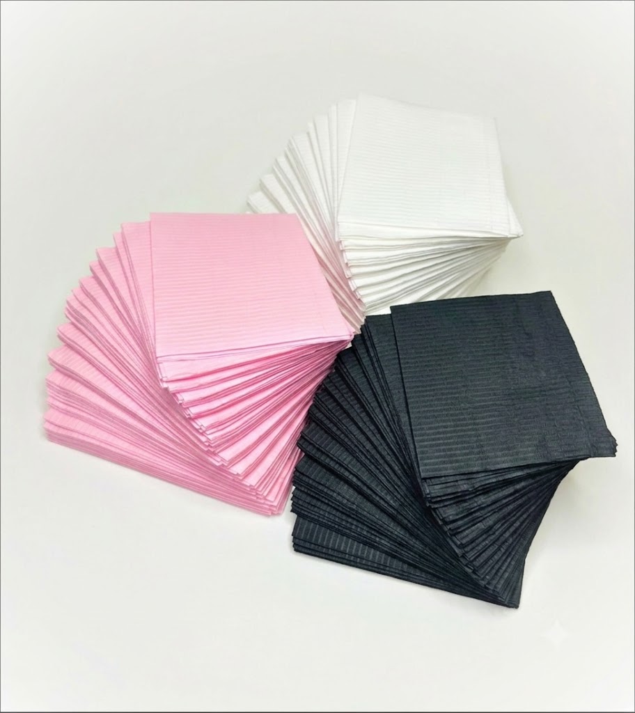 Guardanapos de papel rosa, branco e preto com textura de listras