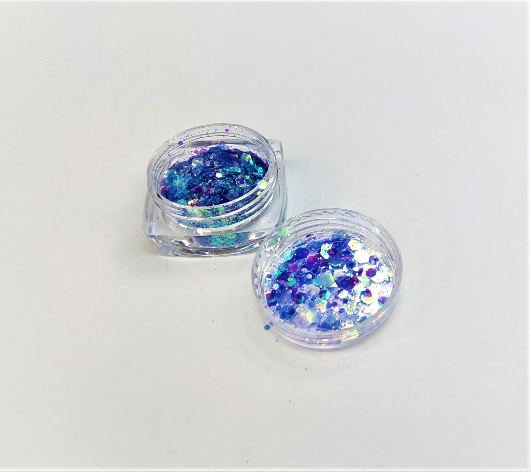 Caixa pequena de plástico com glitter colorido e tampa solta