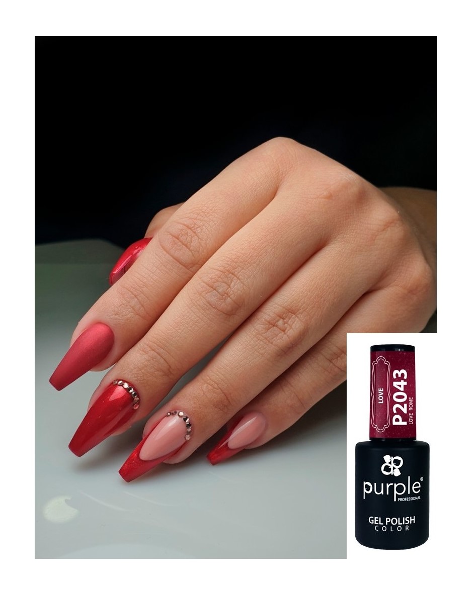 Unha com verniz gel vermelho mate e rosa nude com pedras prateadas e frasco de verniz Purple P 2043