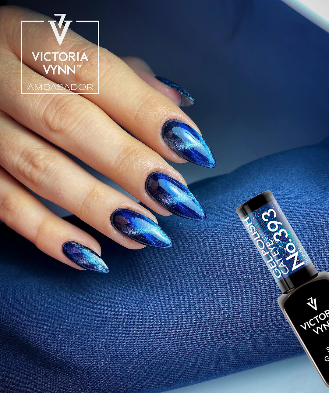 Unhas azuis com verniz gel metálico e embalagem de verniz Victoria Vynn No.933