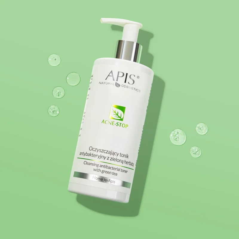 Frasco branco com produto cosmético ACNE-STOP da APIS sobre fundo verde claro