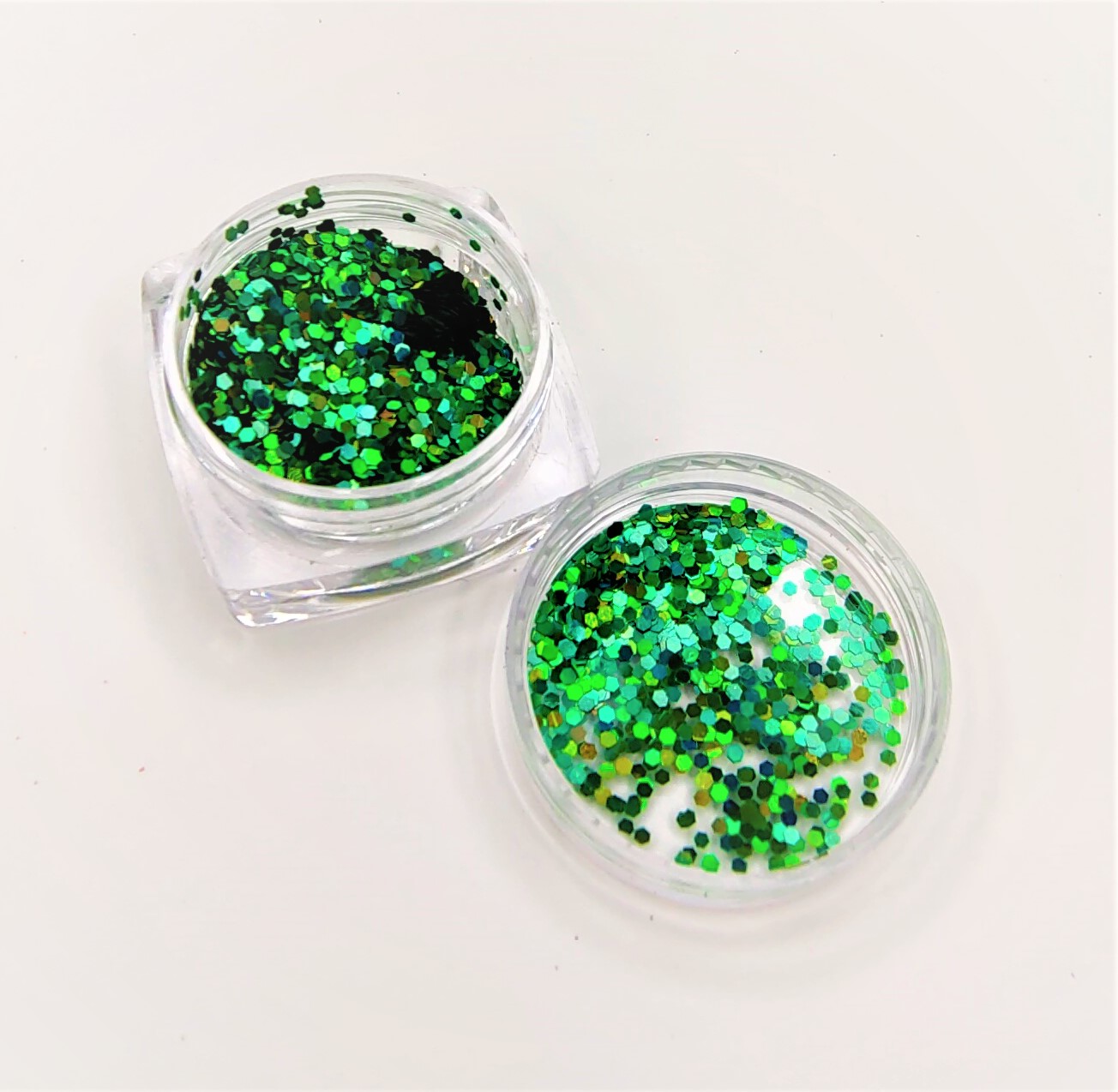 Pote com glitter verde em fundo branco