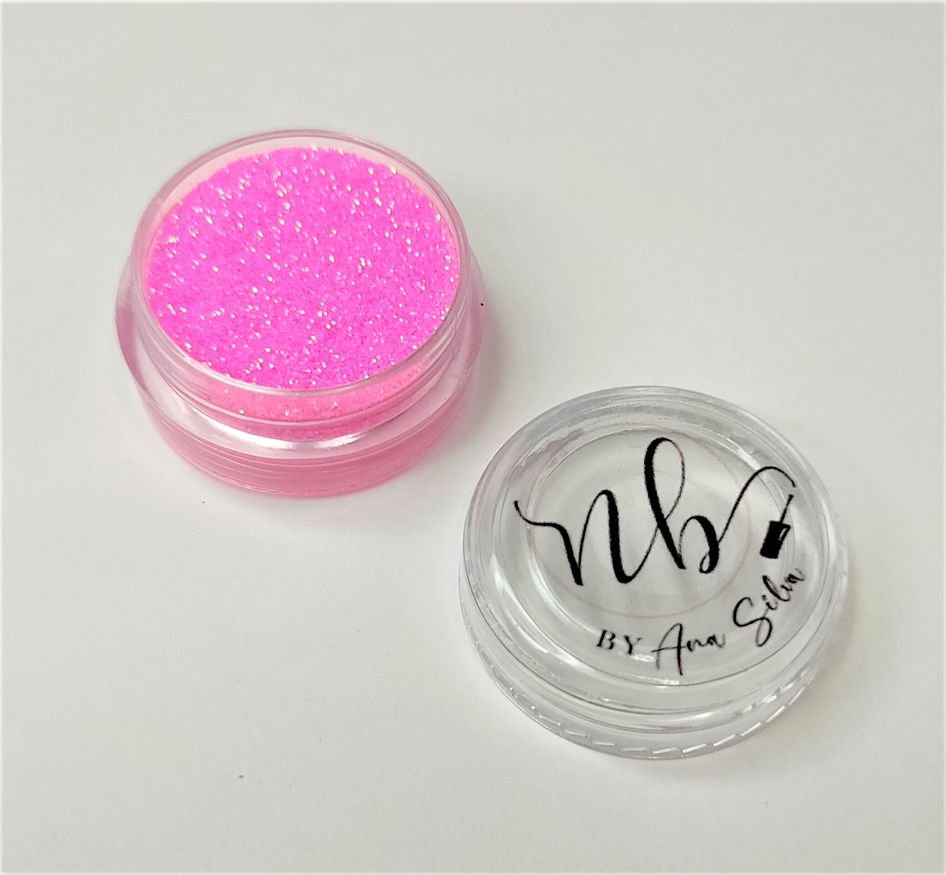 Pote com glitter rosa e tampa com texto nb BY Ana Silva