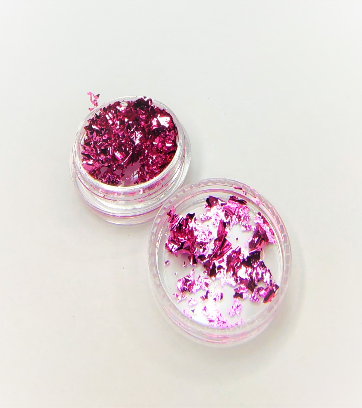 Potes transparentes com flocos metálicos rosa brilhante