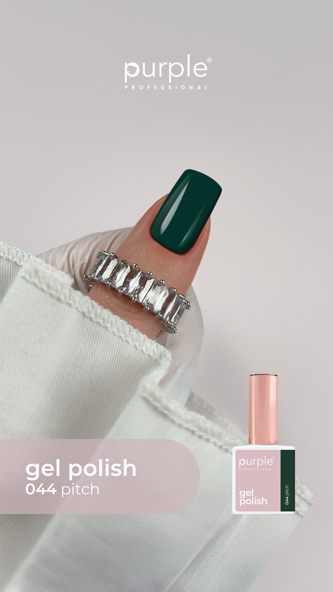 Unha com esmalte gel verde escuro e anel prateado.