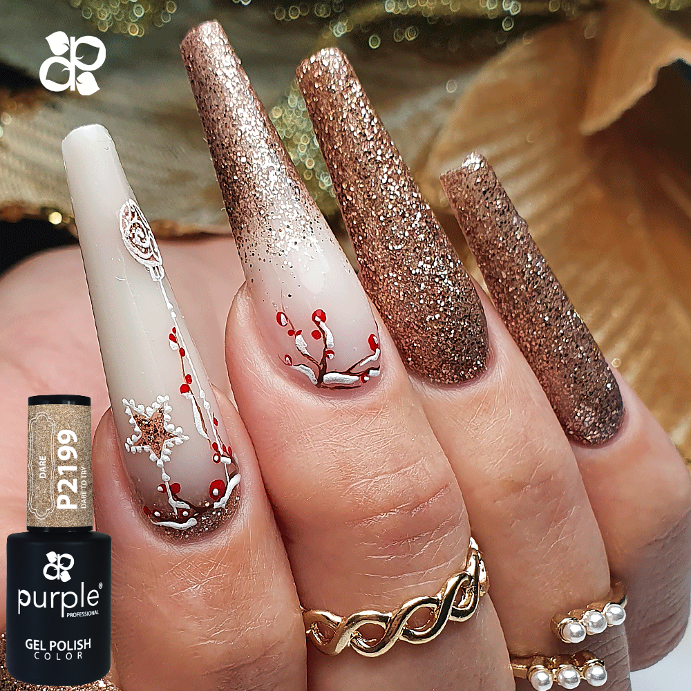 Unhas compridas decoradas com gel polish castanho glitter e detalhes natalinos, com anéis dourados e pérolas na mão