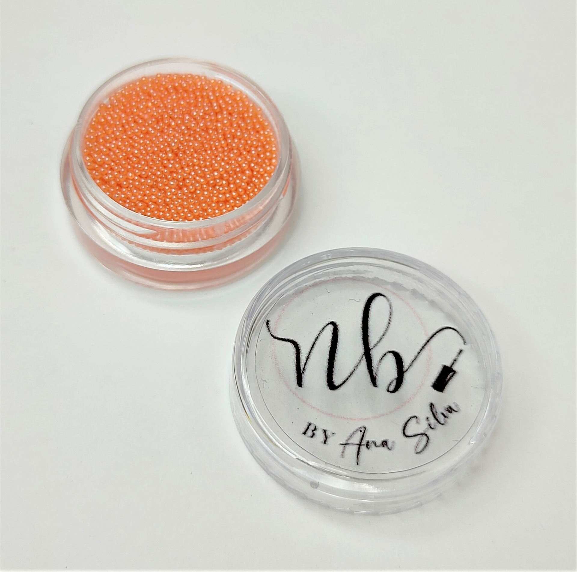 Caixas redondas transparentes com micro esferas laranjas e tampa com texto