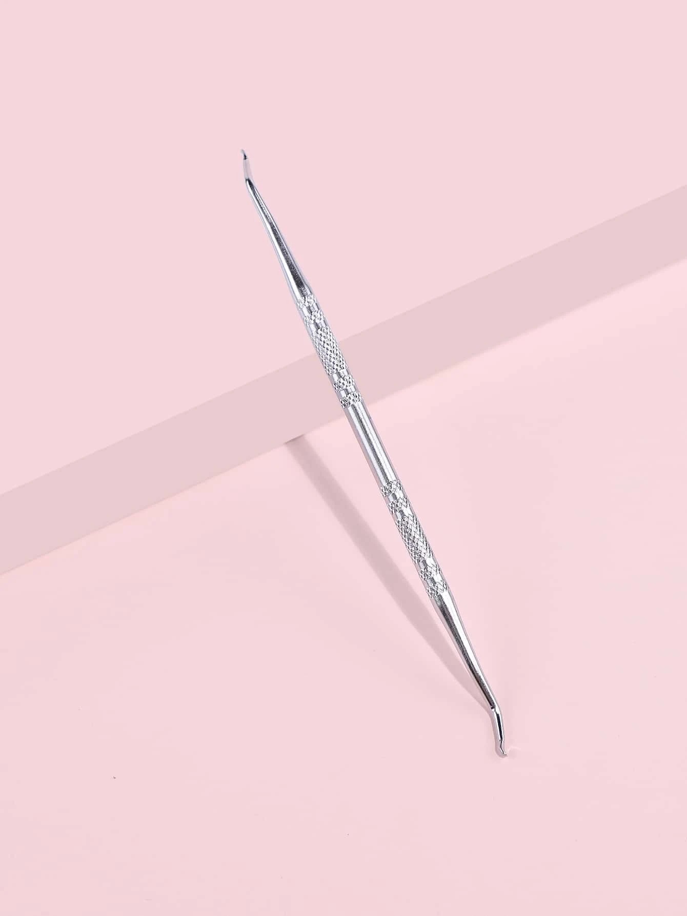 Ferramenta metálica para unhas com textura antiderrapante em fundo rosa