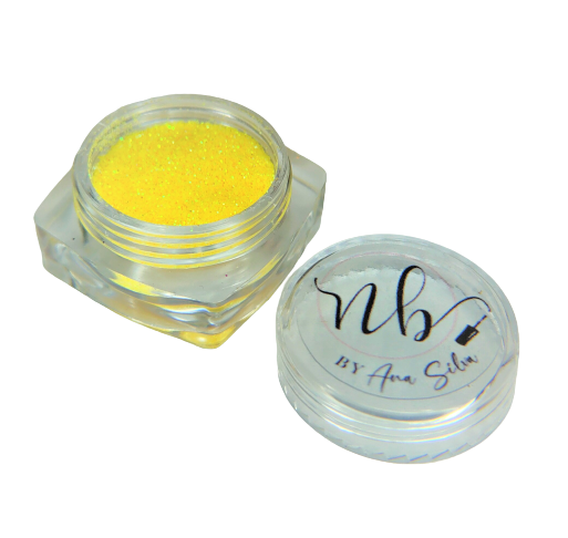 Pote pequeno transparente com glitter amarelo e tampa com texto 'nb by Ana Sofia'