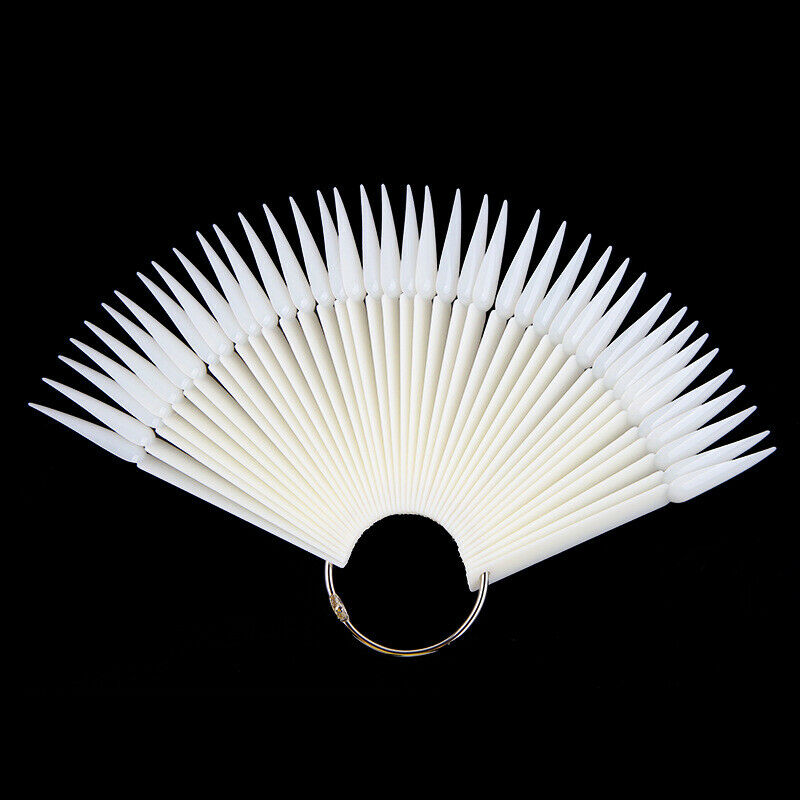 Amostras de unhas artificiais brancas foscas em leque