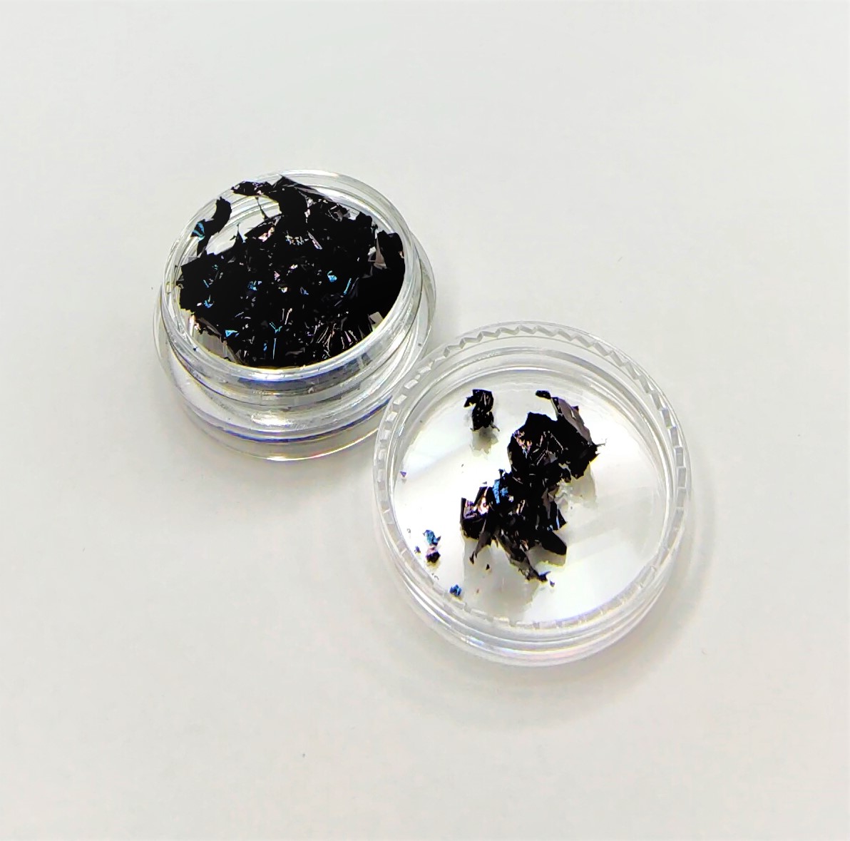 Potinho transparente com pigmento preto brilhante aberto