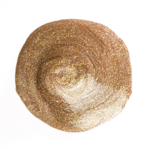 Produto cosmético líquido dourado e brilhante sobre fundo branco