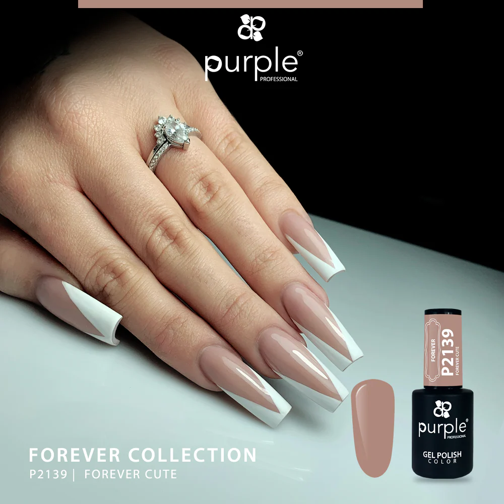 Mão com unhas decoradas gel polish cor nude com branca da Purple Professional Forever Collection P2139 Forever Cute