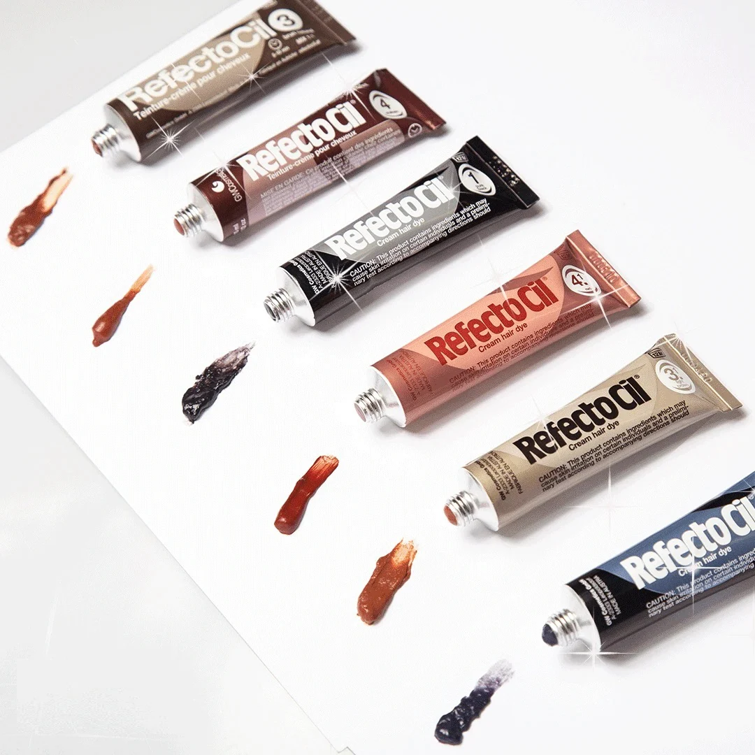 Tubos de coloração RefectoCil com amostras de cores em linha sobre fundo branco.