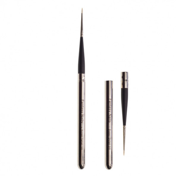 Dois pincéis finos com cabos metálicos prateados e pretos, um desmontado