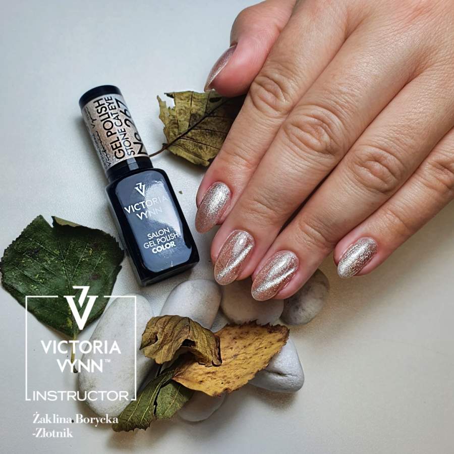 Esmalte de verniz gel Victoria Vynn e mão com unhas rosa metálico