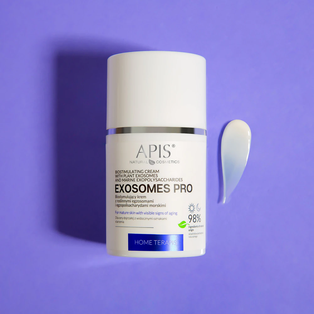 Frasco branco de creme APIS Exosomes Pro com porção do creme ao lado em fundo roxo