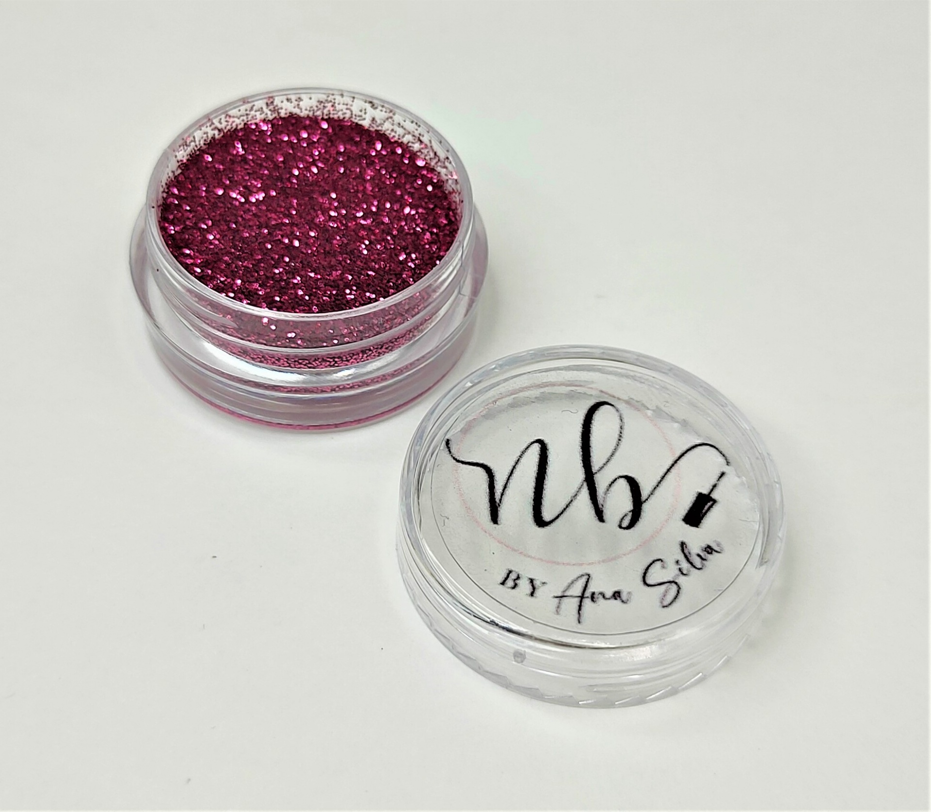 Pote de purpurina rosa com tampa rotulada NB BY Ana Silva
