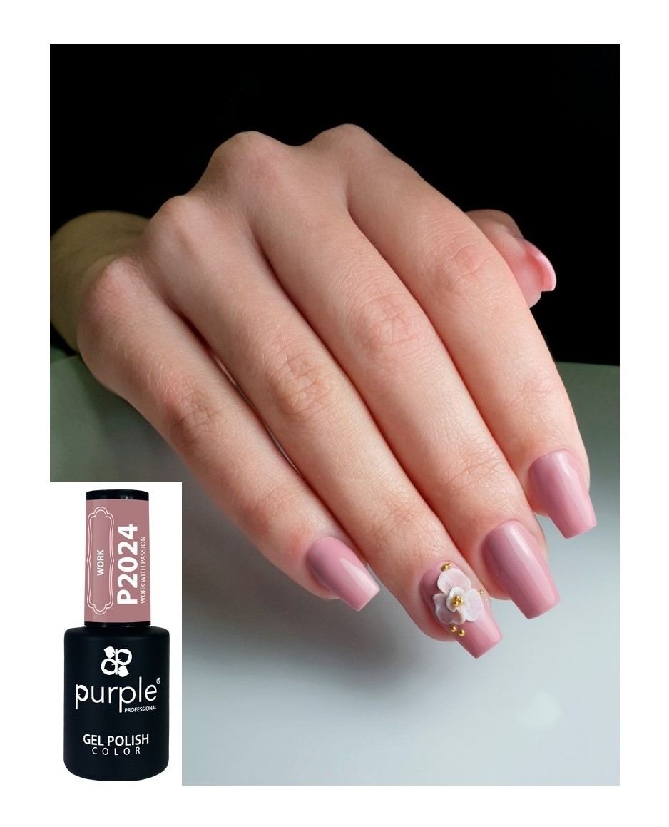 Mãos femininas com unhas cor-de-rosa claro e detalhe de flor decorativa, verniz gel Purple P2024.