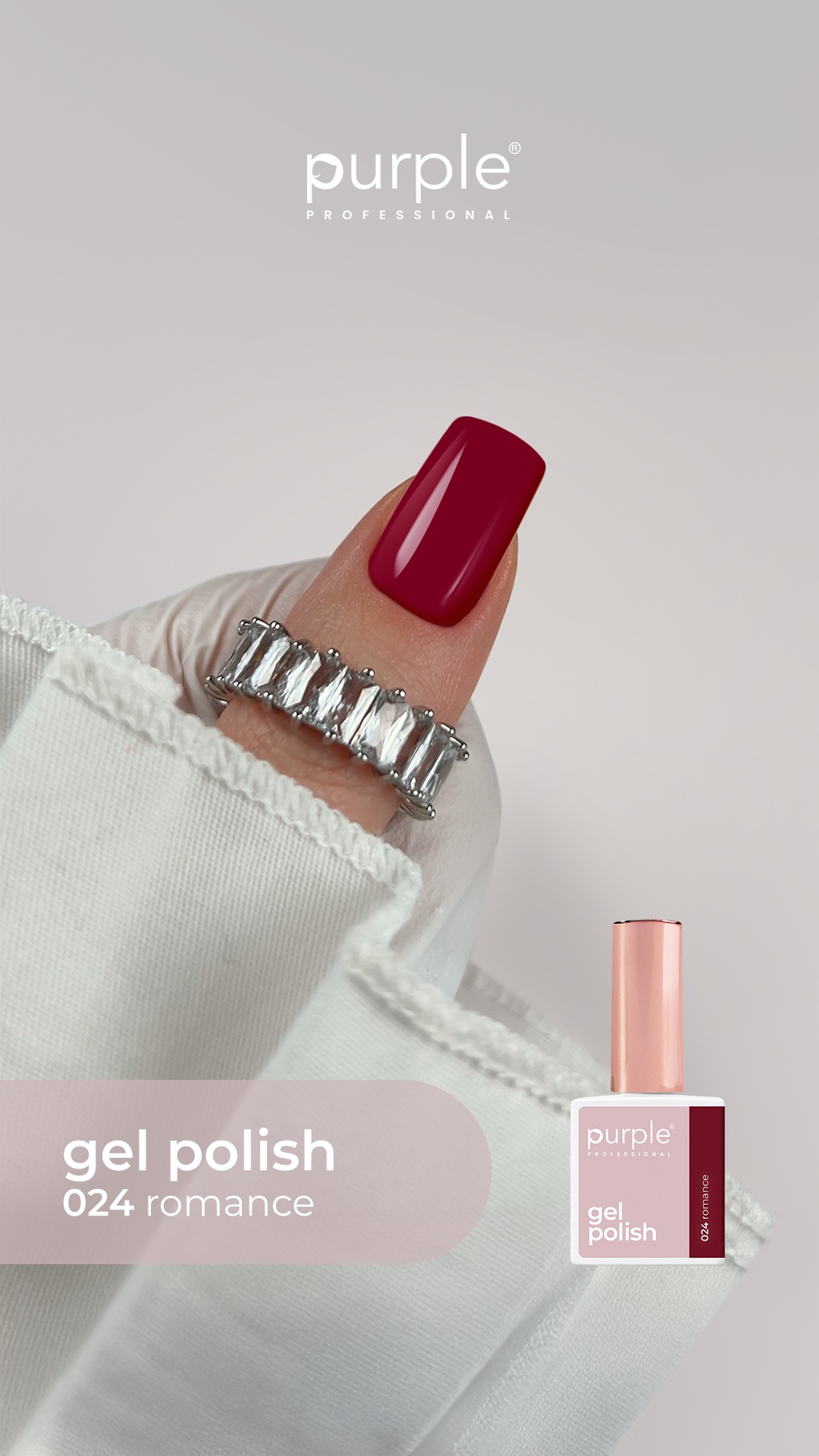Unha com verniz gel vermelho escuro e anel prateado, ao lado embalagem de gel polish Purple Professional 024 romance.