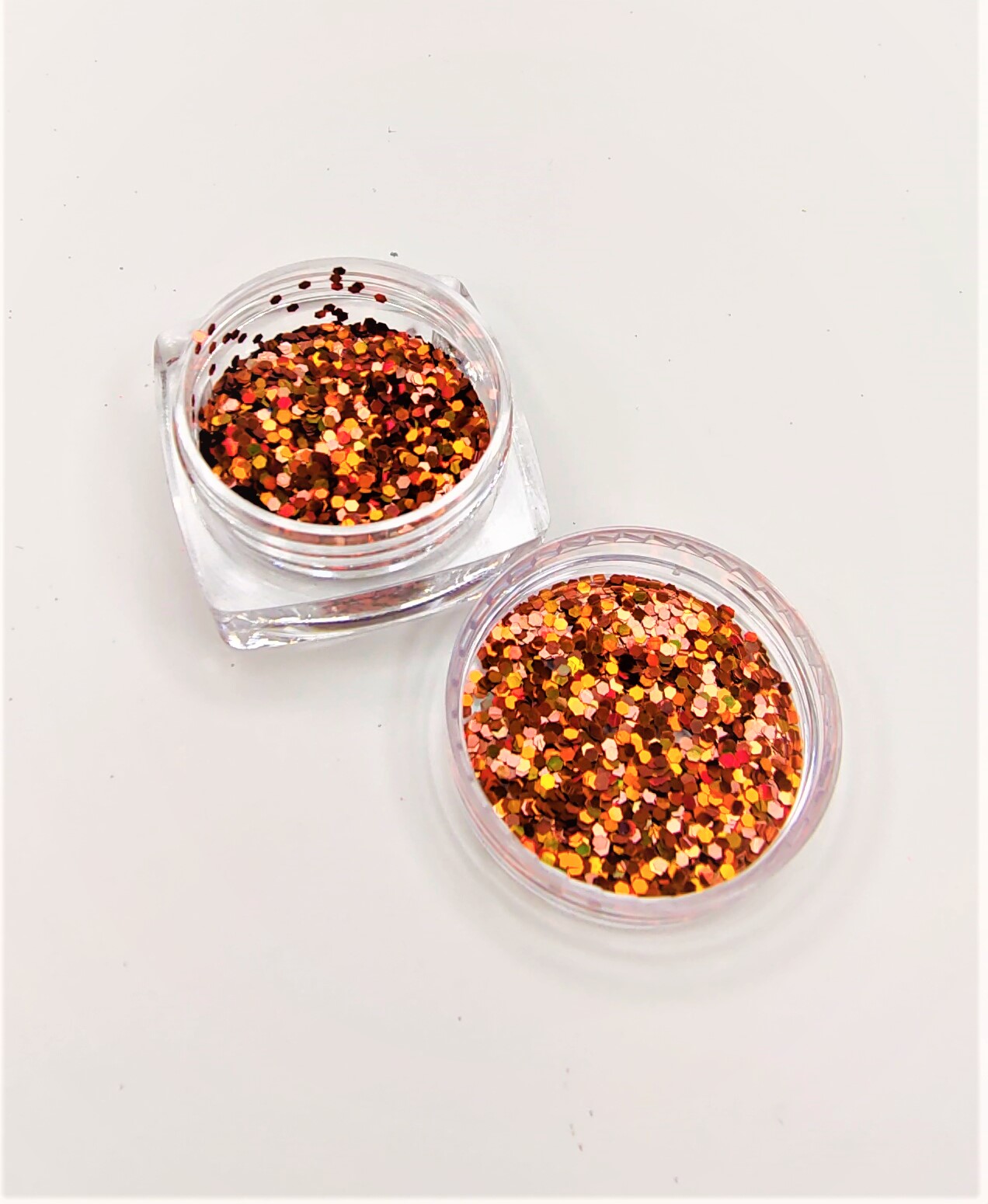 Dois recipientes transparentes com glitter colorido