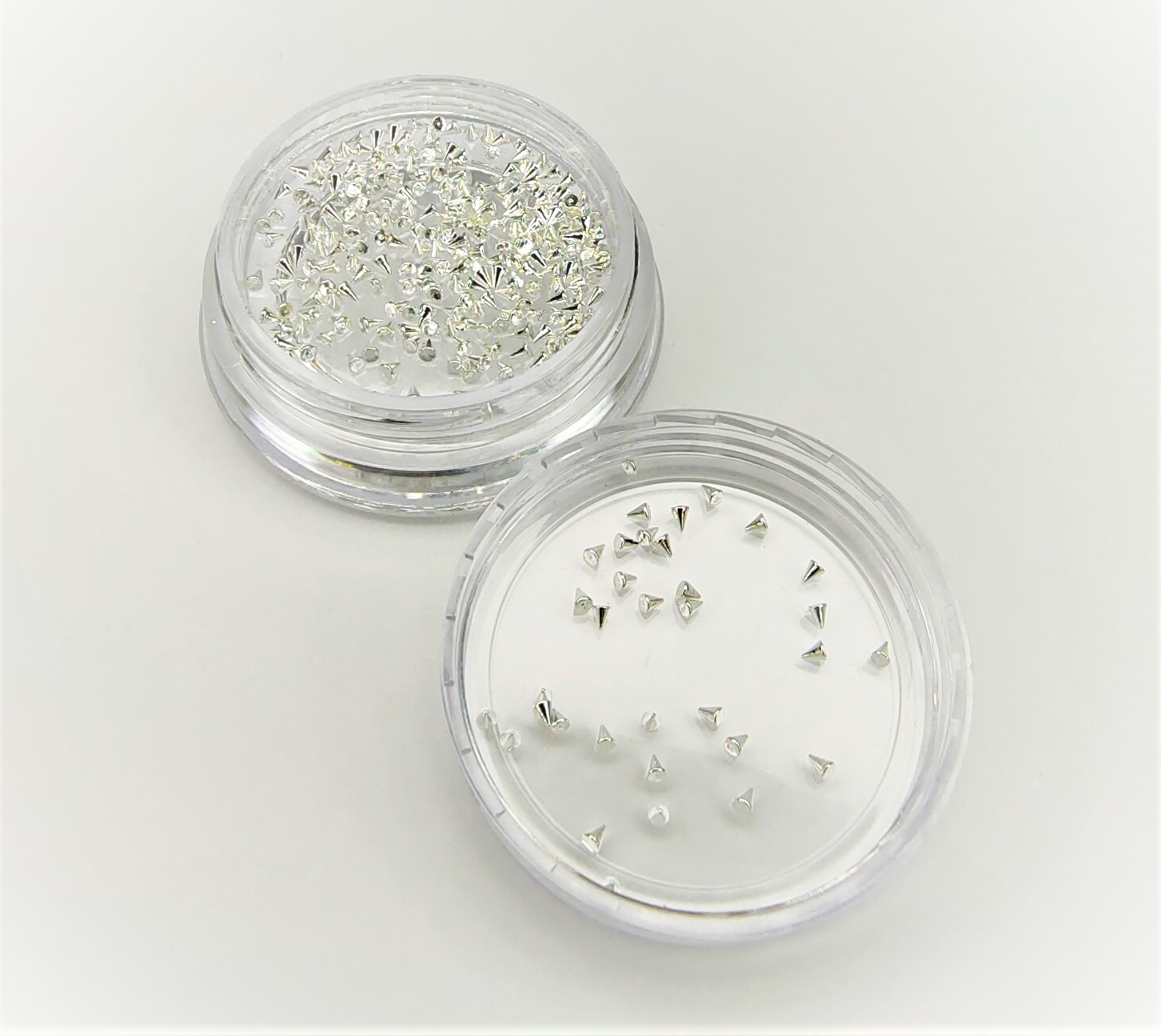 Dois recipientes transparentes com rebites metálicos prateados