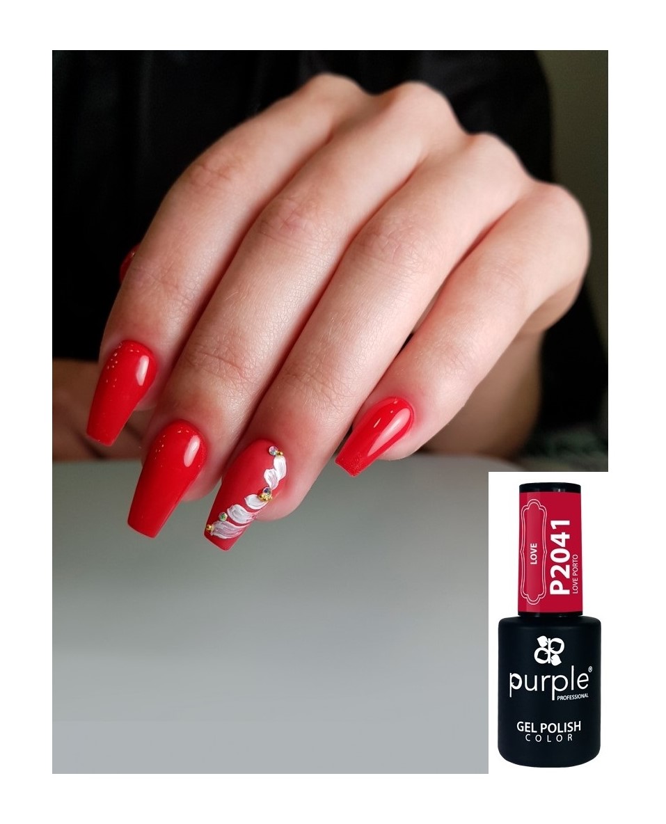 Mão com unhas vermelhas e pérolas decorativas ao lado de frasco de verniz gel