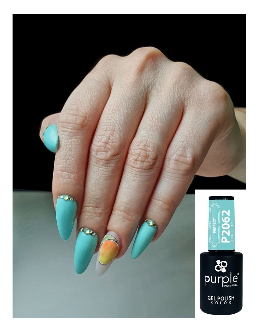 Unhas com verniz turquesa fosco e detalhe metálico dourado, unha com padrão degradê amarelo-laranja, frasco de verniz 'purple' código P2062.