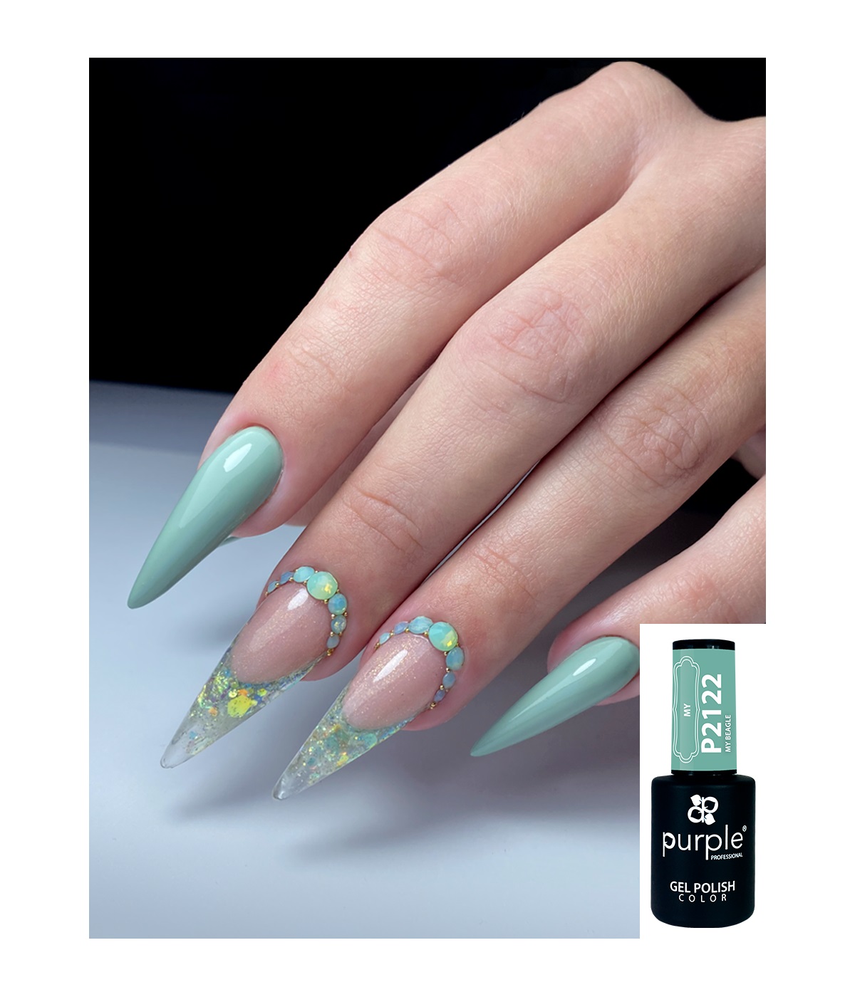 Unhas compridas com verniz gel verde menta e decoração com pedrinhas em relevo e efeito translúcido.