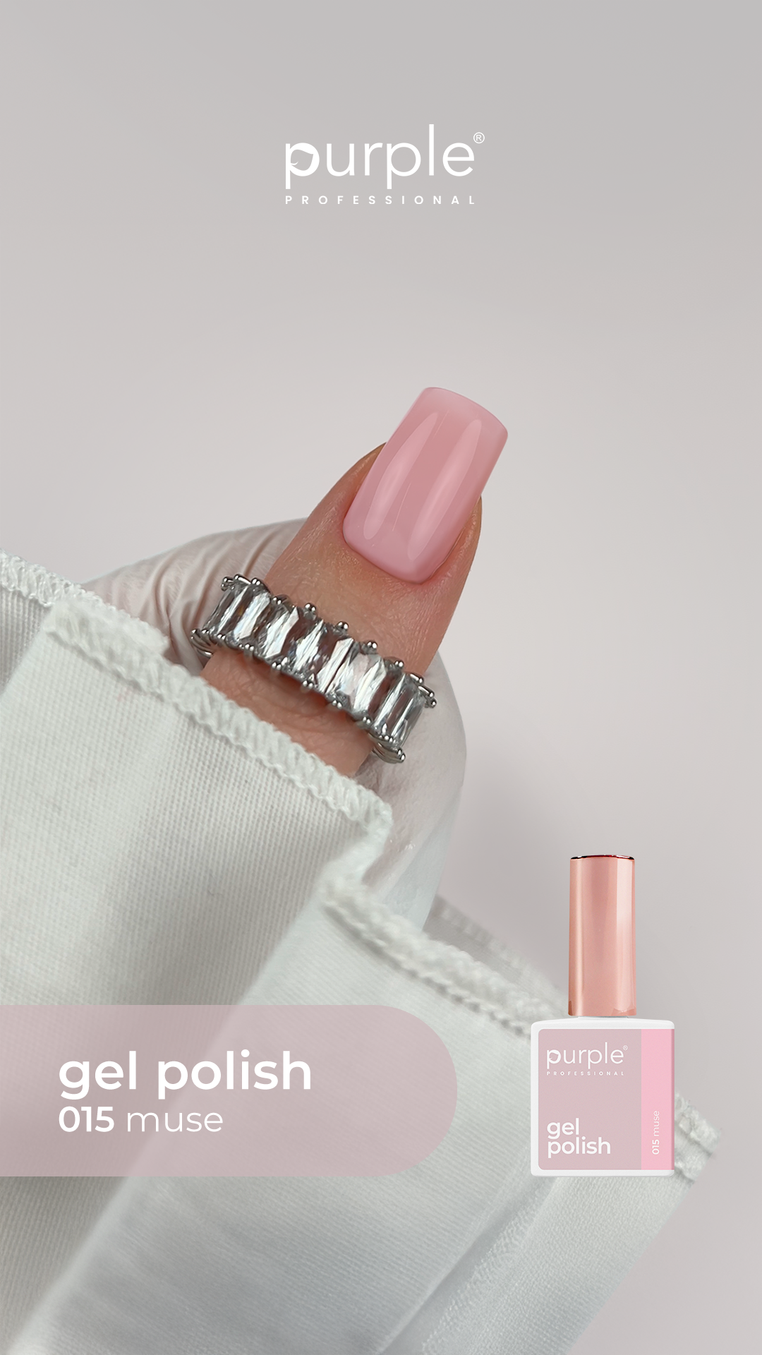 Frasco de verniz gel rosa claro com unha pintada da mesma cor e anel de pedras brilhantes