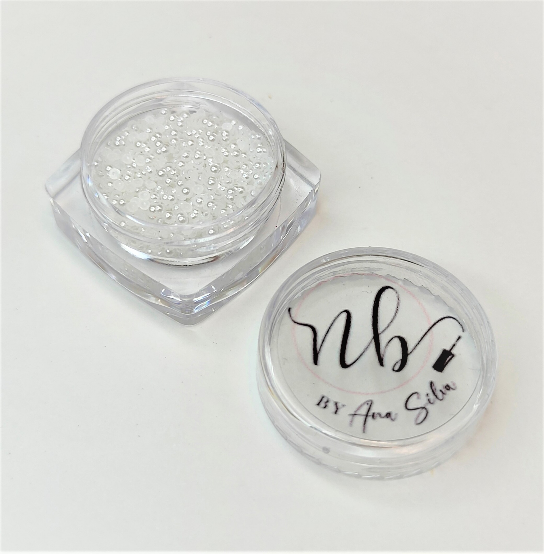 Pote de plástico transparente com gel e tampa com texto e desenho